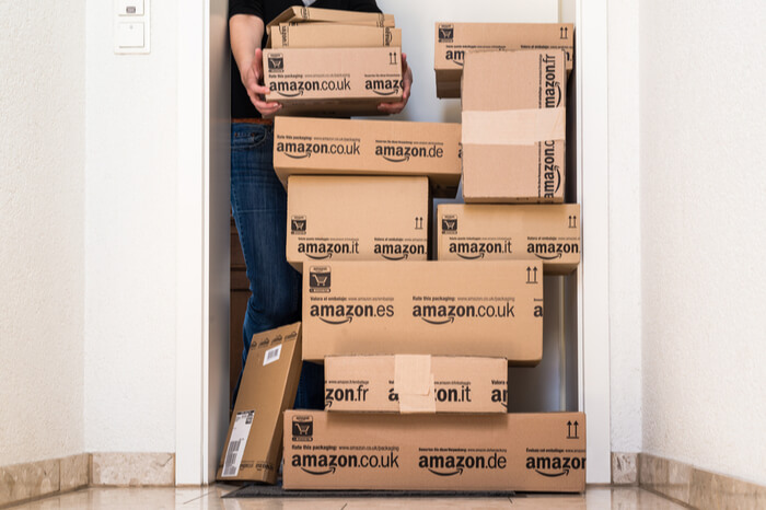 Amazon-Pakete vor einer Tür