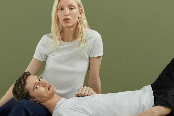 Zwei Models tragen Kleidung der neuen Amazon-Modemarke Meraki
