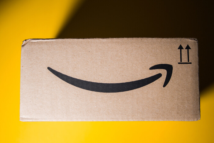 Lächelndes Amazon-Paket