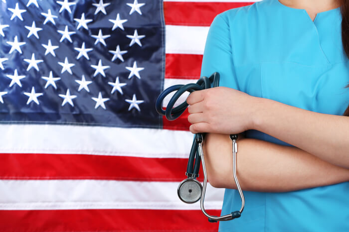 Ärztin vor US-Flagge