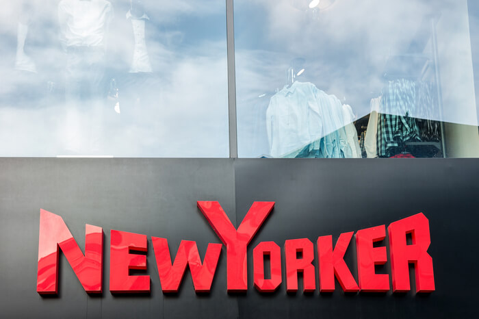 Logo der Modekette New Yorker an einem Geschäft