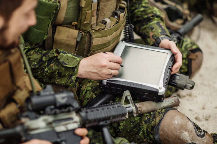Soldaten mit Laptop