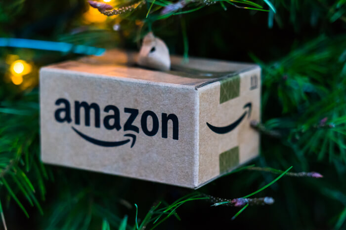 Kleines Amazon-Paket an einem Weihnachtsbaum