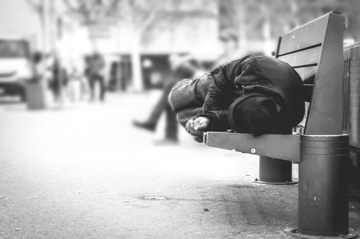 Obdachloser: Liegend auf einer Bank