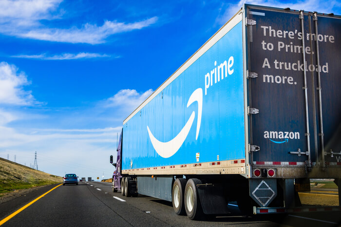 Amazon-Transporter auf der Straße