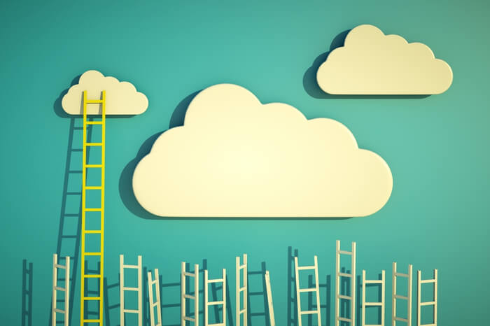 Wolken und Leiter Konzept Erfolg