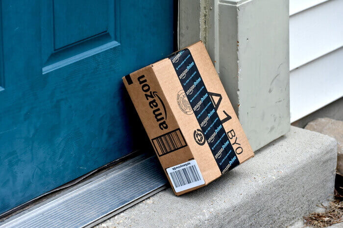 Amazon-Paket, das an einer Haustür lehnt