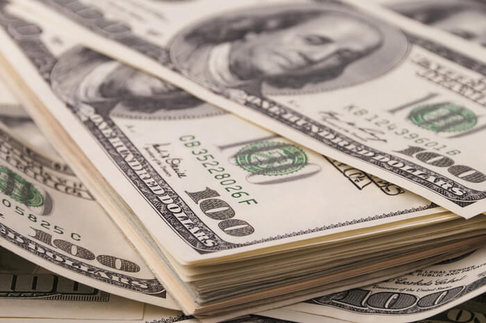 Geld: US-Dollar-Scheine auf einem Haufen