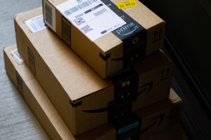 Amazon-Pakete auf einem Stapel