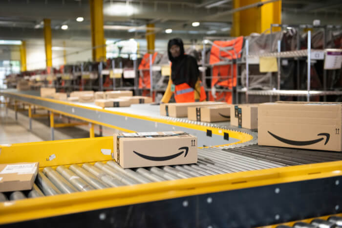 Amazon Logistik: Am Fließband mit Amazon-Paketen