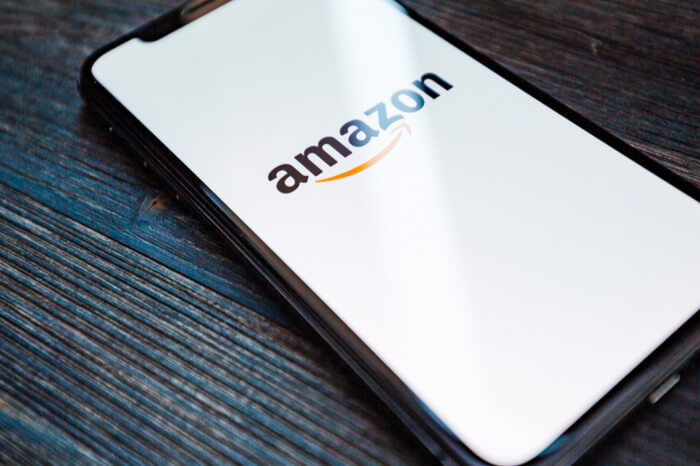 Amazon-Logo auf Smartphone