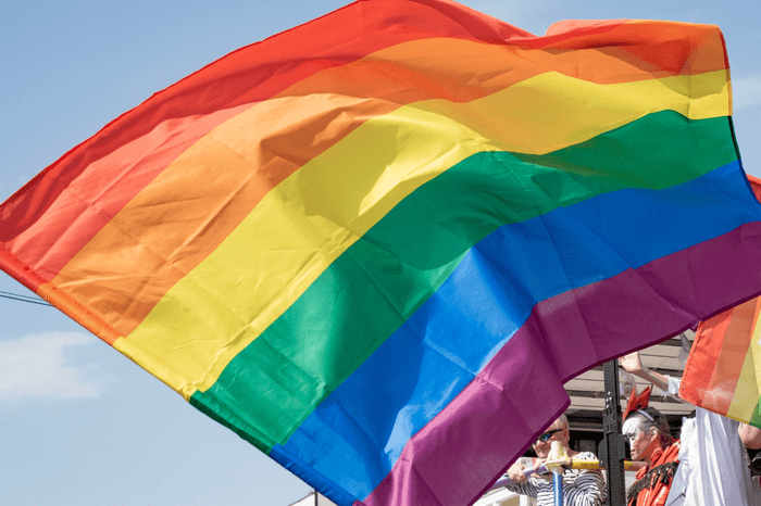 Queere Flagge in Regenbogenfarben