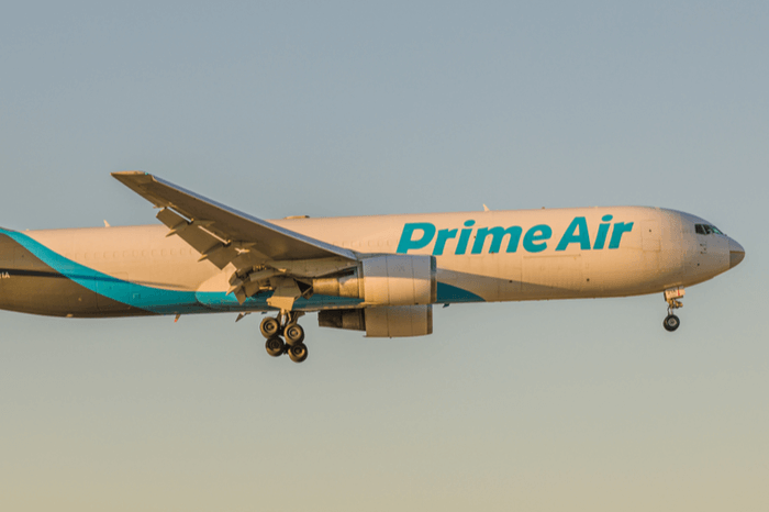 Flugzeug mit Amazon Prime Aufschrift