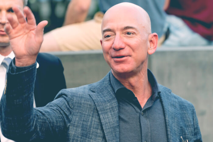 Jeff Bezos, Gründer des Online-Riesen Amazon, winkt in die Menge