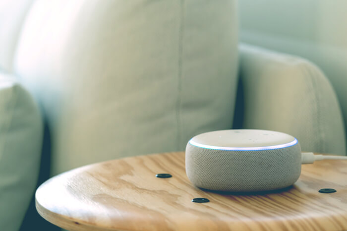 Alexa: Amazon-Lautsprecher auf einem Tisch