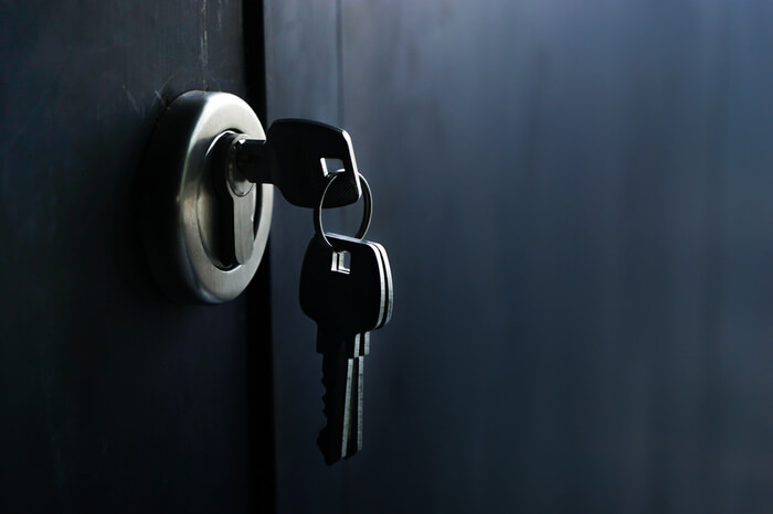 Bezahlbarer Wohnraum: Schlüssel in einem Haustürschloss