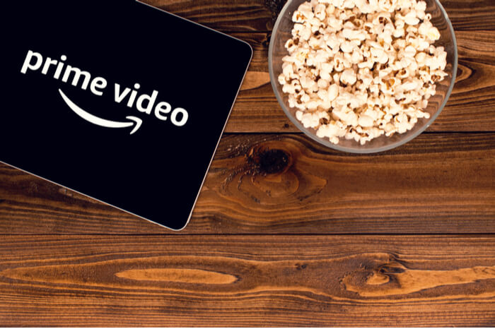 Amazon-App auf einem Tablett, daneben Popcorn