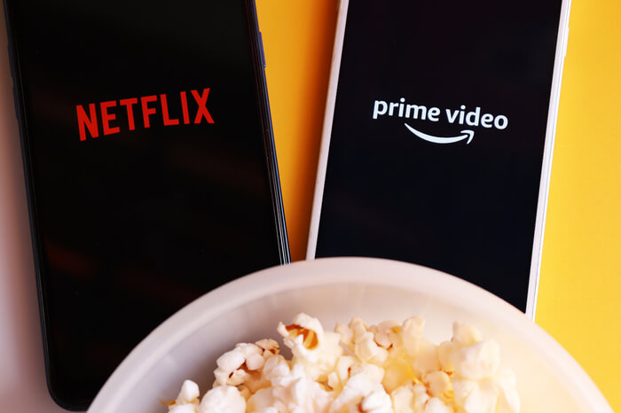 Netflix und Amazon Prime Video auf Smartphone vor Popcorn