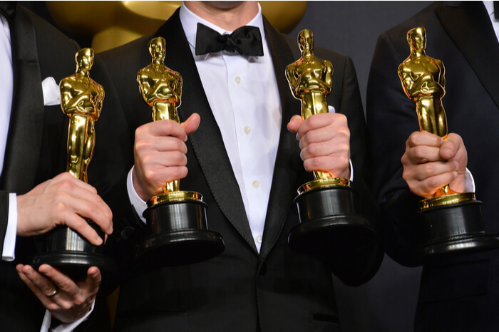 Menschen halten 4 Oscars 