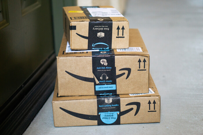 Amazon-Pakete vor Tür