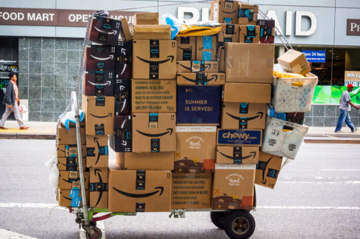 Paketwagen mit riesigen Mengen an Amazon-Paketen