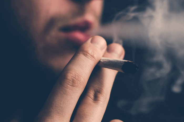 Mann raucht Marihuana – Amazon-Mitarbeiter in Drogenschmuggel involviert?