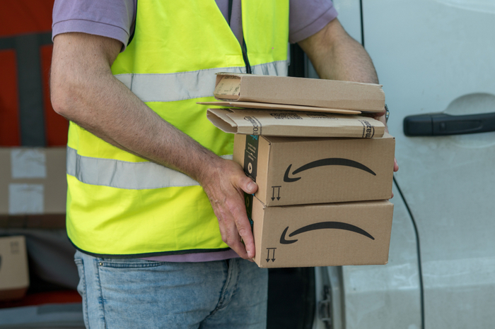 Amazon Mitarbeiter trauriges Paket