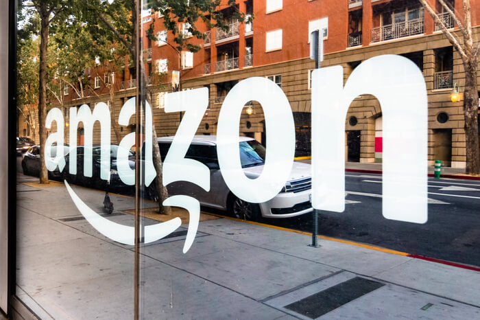 Amazon-Logo auf einer Glasfassade