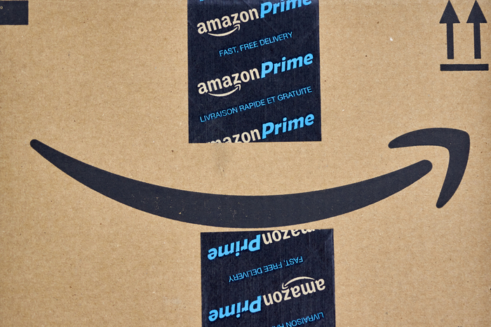 Amazon-Karton mit einem Lächeln
