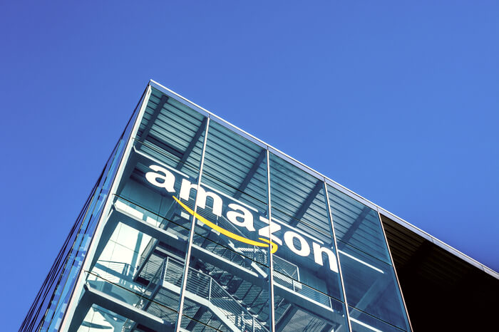 Amazon-Schriftzug an einem Gebäude