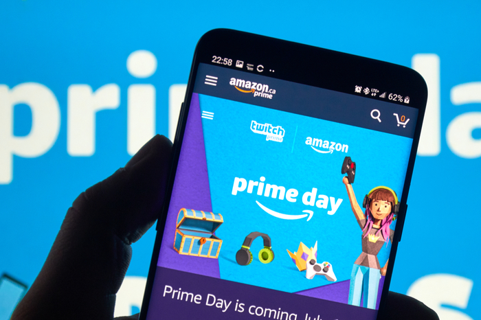 Logo des Amazon Prime Day auf einem Smartphone