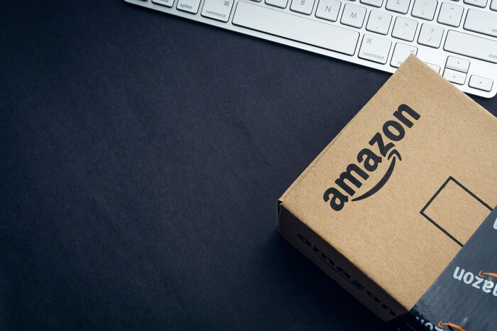 Amazon-Paket neben PC-Tastatur