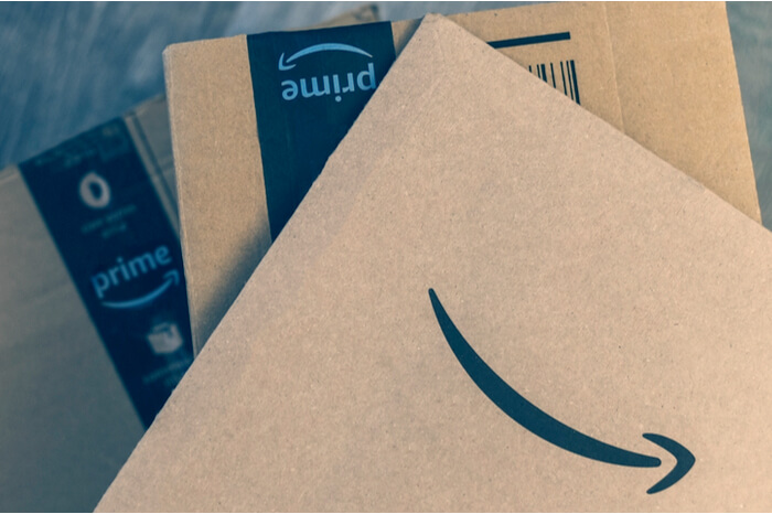 Amazon-Pakete auf einem Stapel