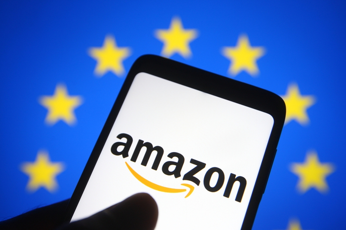 Amazon-Logo auf Smartphone vor EU-Flagge