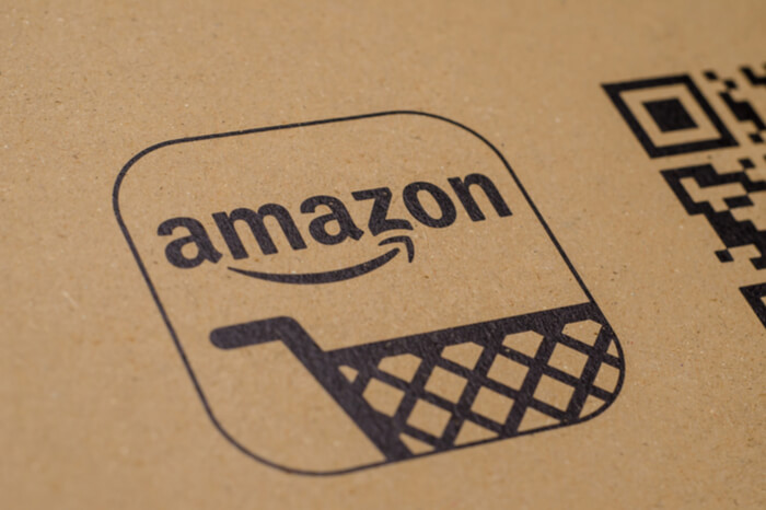 Amazon-Logo auf einem Paket