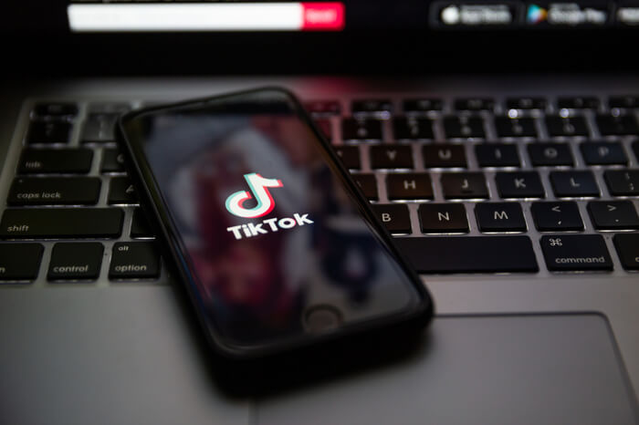 Logo von TikTok auf einem Smartphone