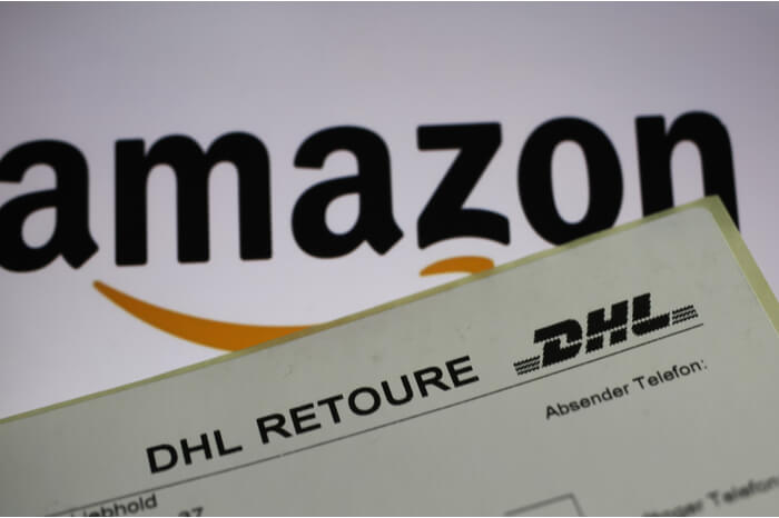 Amazon-Schriftzug und DHL-Retourenschein