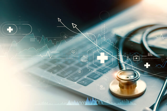 Digitale Gesundheitsdienste: Ärztliche Instrumente auf einem Laptop