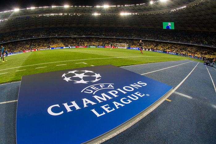 UEFA Champions League Logo auf Bande