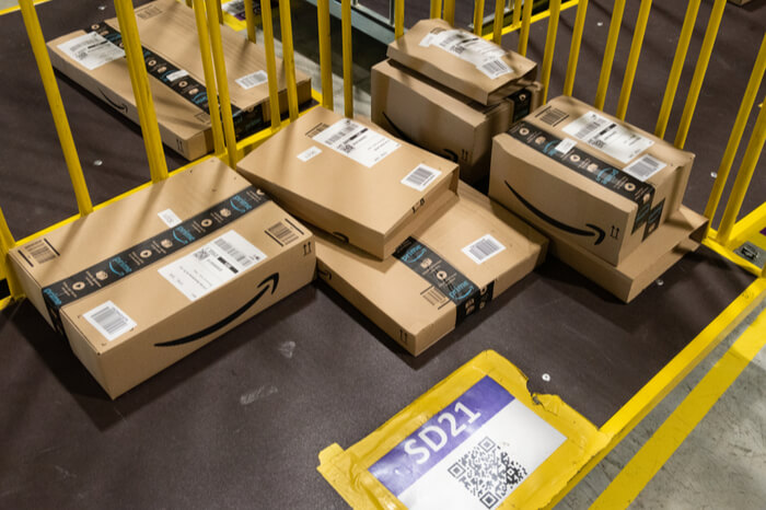 Amazon-Pakete in einem Logistikzentrum des Konzerns