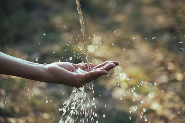 Wasserknappheit: Hand unter fließendem Wasser