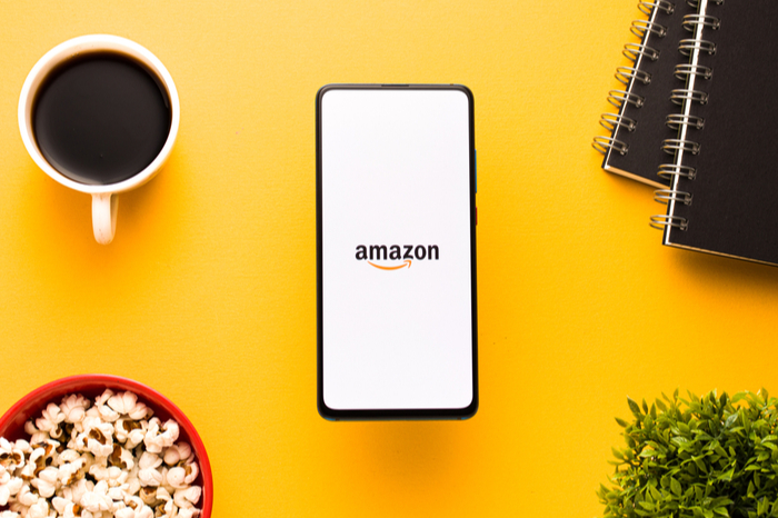Amazon-Logo auf einem Smartphone-Display