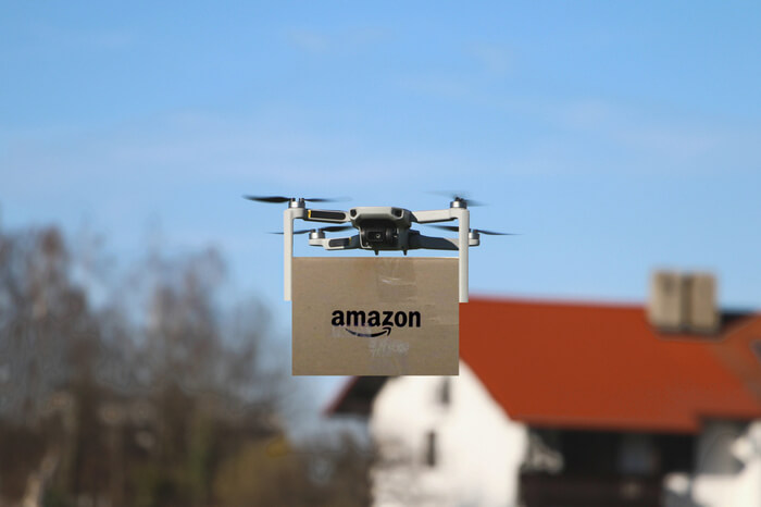 Lieferdrohne, die ein Amazon-Paket zu Kunden bringt