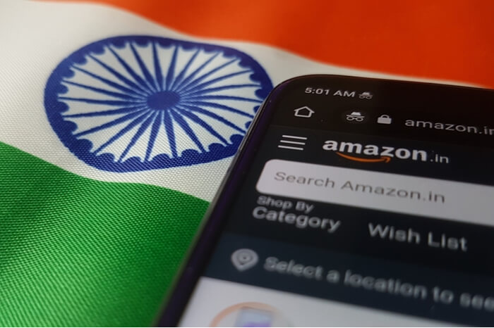Amazon-Marktplatz auf Smartphone vor indischer Flagge