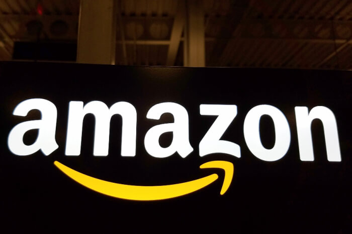 Amazon-Logo vor dunklem Grund