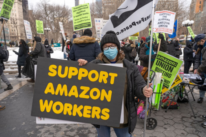 Amazon Streik Frau mit Schild