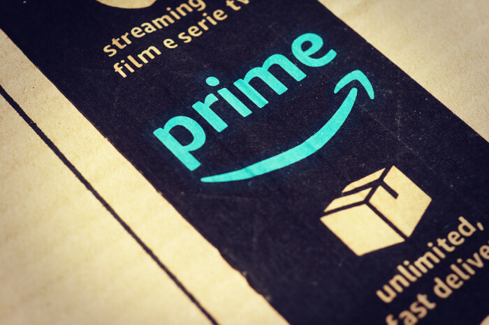 Amazon-Prime-Logo auf einem Paket