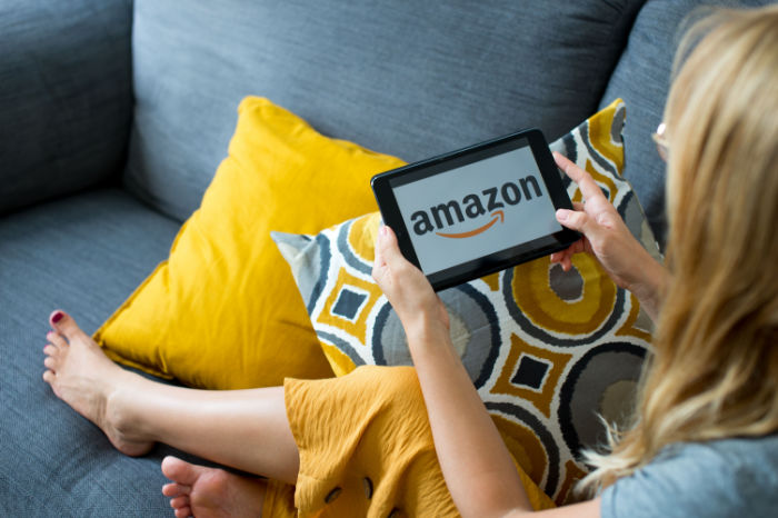 Frau mit Tablet und Amazon-Logo