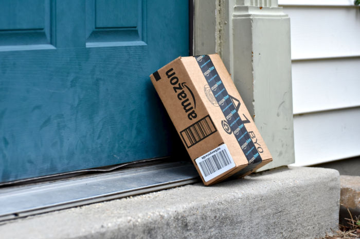 Amazon Paket an einer Haustür
