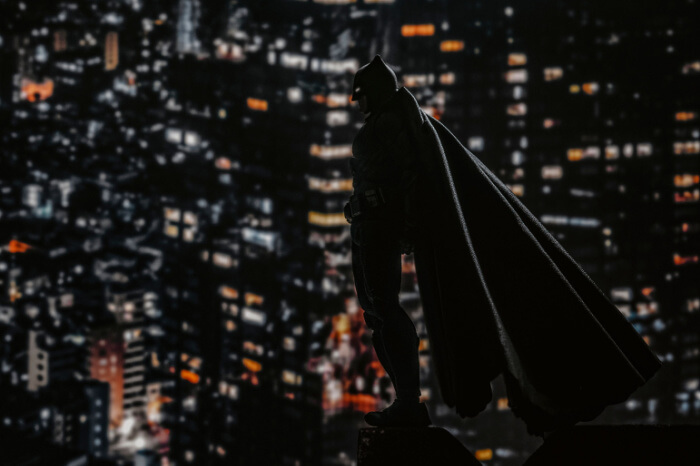 Batman bei Nacht: Der schwarze Rächer auf den Dächern der Stadt